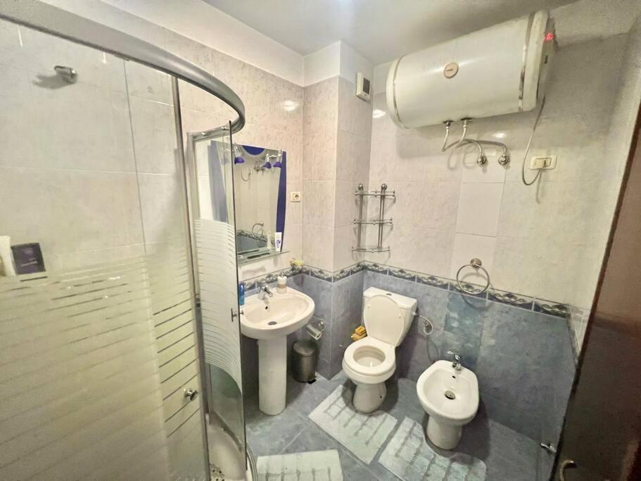 Central Tirana Flat Near Bazaar Exterior photo